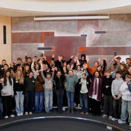 Eine Gruppe Jugendlicher jubelt: Glückstag im Jungen Forum der Evangelischen Akademie Tutzing im Februar 2026.