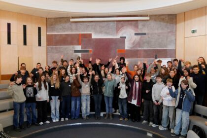 Eine Gruppe Jugendlicher jubelt: Glückstag im Jungen Forum der Evangelischen Akademie Tutzing im Februar 2026.