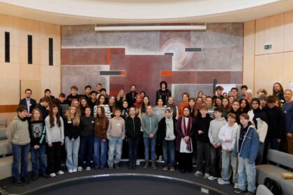 Gruppenbild: Jugendliche Tagungsgäste in der Rotunde - dem Auditorium der Evangelischen Akademie Tutzing