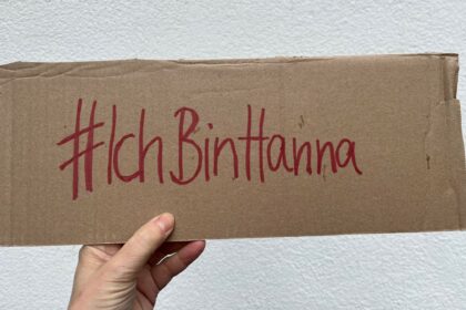 Pappschild mit dem Hashtag #IchBinHanna