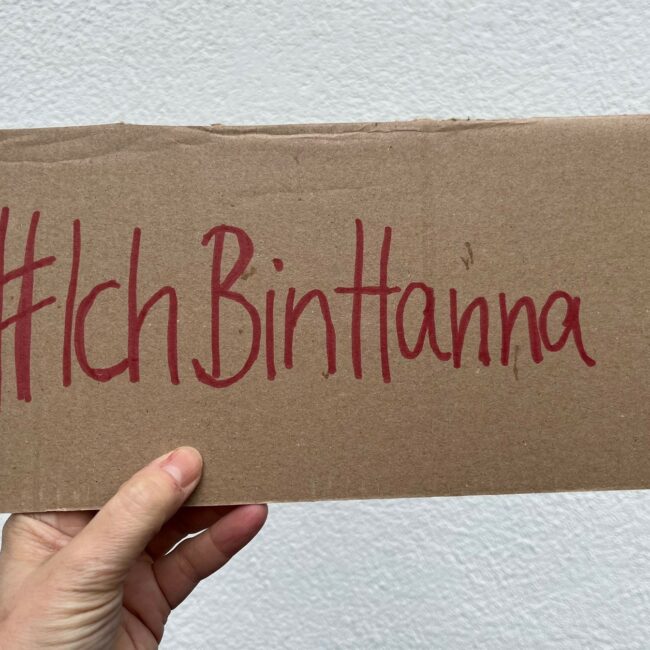 Pappschild mit dem Hashtag #IchBinHanna