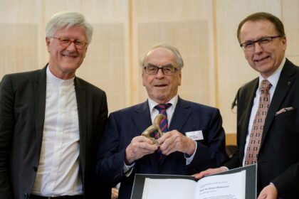 Jürgen Moltmann (Mitte) erhält 2017 den Tutzinger Löwen der Evangelischen Akademie Tutzing. Links im Bild Heinrich Bedford-Strohm, rechts im Bild: Akademiedirektor Udo Hahn. Foto: Haist / eat archiv