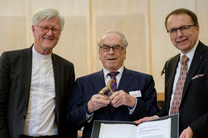Jürgen Moltmann (Mitte) erhält 2017 den Tutzinger Löwen der Evangelischen Akademie Tutzing. Links im Bild Heinrich Bedford-Strohm, rechts im Bild: Akademiedirektor Udo Hahn. Foto: Haist / eat archiv