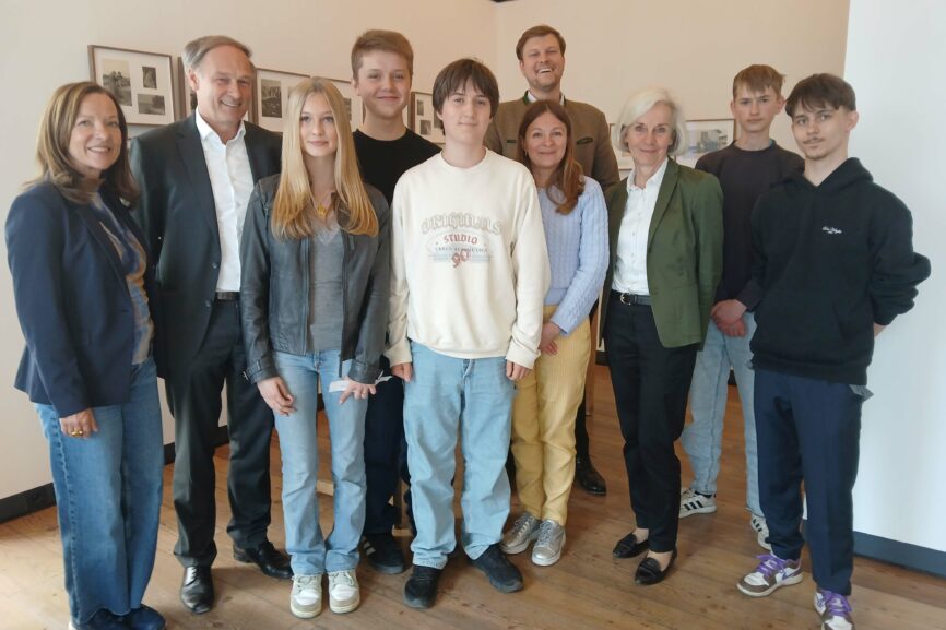 Gruppenbild der Gedenkveranstaltung im Tutzinger Ortsmuseum am 28.04.2026
