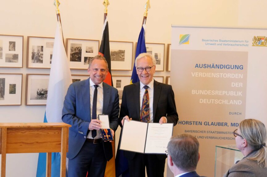 Martin Held und Umweltminister Thorsten Glauber bei der Verleihung des Bundesverdienstkreuzes an Martin Held im Ortsmuseum Tutzing am 12. Mai 2026