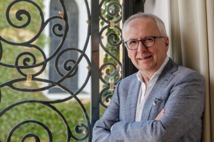Udo Hahn, Direktor der Evangelischen Akademie Tutzing, am Fenster des Musiksaals von Schloss Tutzing