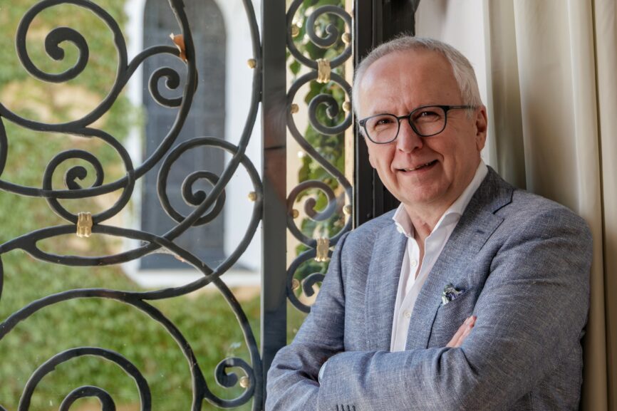 Udo Hahn, Direktor der Evangelischen Akademie Tutzing, am Fenster des Musiksaals von Schloss Tutzing