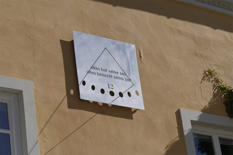 Sonnenuhr an der Schlossmauer