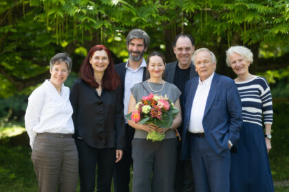 Katerina Poladjan und Beteiligte an der Tagung zur Verleihung des Marie-Luise-Kaschnitz-Preises 2026 im Schlosspark der Evangelischen Akademie Tutzing