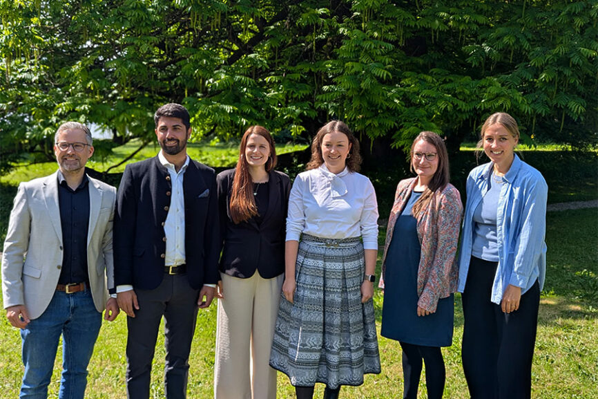 Aus der Politikwerkstatt im Juni 2026 der Evangelischen Akademie Tutzing: Frisch gewählte Politiker.innen kommen zur Publikumsdiskussion. Hier mit dem Kooperationsteam aus Akademie und Bayerischer Landeszentrale für politische Bildungsarbeit (Kilian Miethaner, Abuzar Erdogan, Daniela Groß, Philine Blees, Julia Wunderlich, Amelie Stutz)