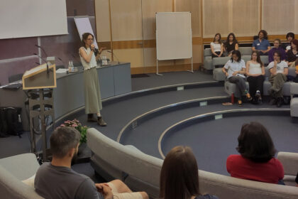 Politikwerkstatt in Tutzing: Deutsche Vizemeisterin im Poetry Slam, Lotta Emilia, berührt mit ihren Texten zu gesellschaftspolitischen Themen wie Einsamkeit oder Zukunftsvisionen