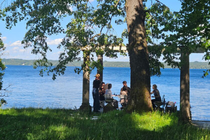 Politikwerkstatt Juni 2026 in Tutzing: Mit Wasser aus dem Starnberger See eigene Kunstwerke malen für mehr Resilienz, ein gesellschaftlicher Schutzfaktor