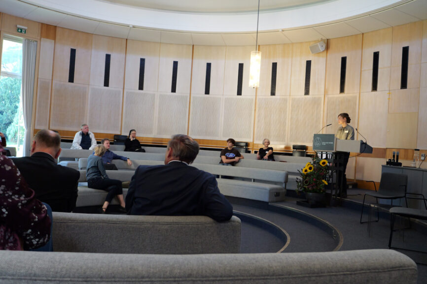 Studienleiterin Alix Michell beim Tag der offenen Tür 2026 in der Evangelischen Akademie Tutzing