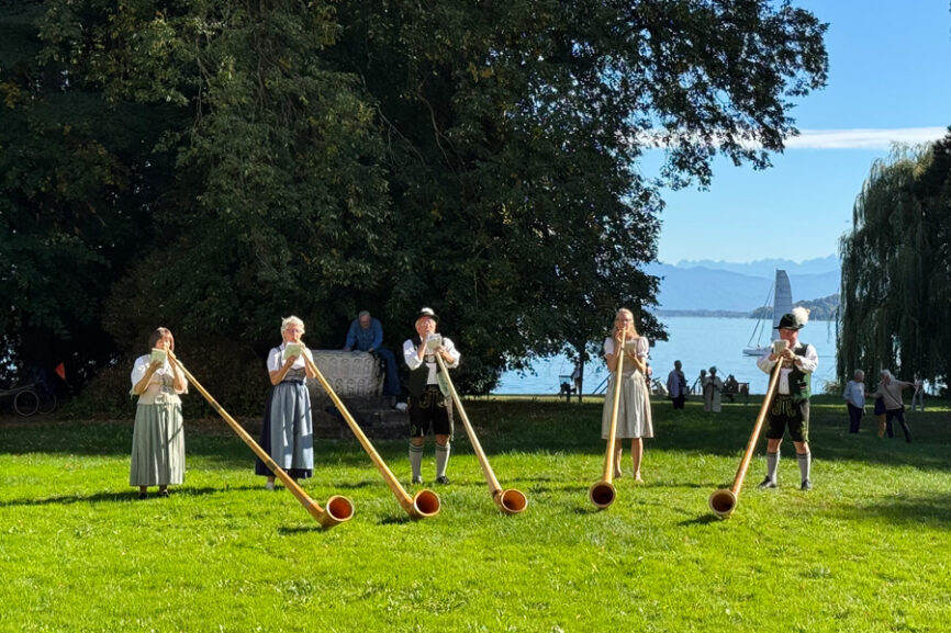 Alphörner beim Tag der offenen Tür der Evangelischen Akademie Tutzing