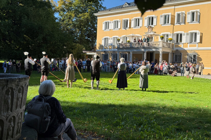 Alphornbläser vor Schloss Tutzing am Tag der offenen Tür 2026