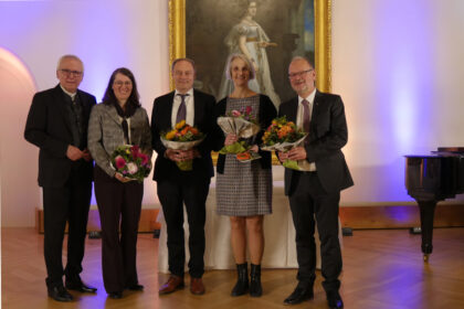 Amtseinführung in der Evangelischen Akademie Tutzing am 12. Oktober 2026. Das Bild zeigt Akademiedirektor Udo Hahn, seine Stellvertreterin und Verwaltungsleiterung Annette Findeiß sowie die drei neuen Studienleiter und Pfarrer: Reiner Schuebel, Barbara Hepp und Hans-Martin Gloel. (v.l.n.r.)