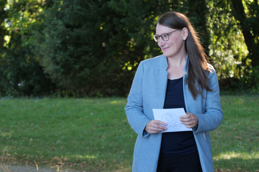 Julia Wunderlich, Studienleiterin im Jungen Forum der Evangelischen Akademie Tutzing, im September 2026 im Park der Akademie.