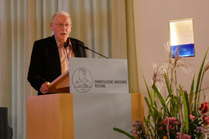 Frank Kittelberger, Pfarrer im Ruhestand und Vorsitzender des Freundeskreises der Evangelischen Akademie Tutzing beim Gottesdienst zur Amtseinführung von Dr. Barbara Hepp (Medizin & Gesundheit, Spiritual Care und Persönlichkeitsentwicklung), Pfarrer Hans-Martin Gloël (Theologie, Interreligiöser Dialog, Gesellschaft, Politik) und Pfr. Reiner Schübel (Theologie, Interreligiösen Dialog, Ökumene und Gesellschaft) und Annette Findeiß als stellvertretende Akademiedirektorin.