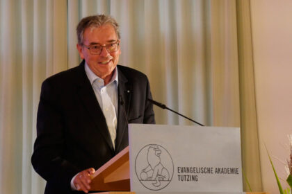 Peter Küspert, Vorsitzender des Kuratoriums der Evangelischen Akademie Tutzing beim Gottesdienst zur Amtseinführung von Dr. Barbara Hepp (Medizin & Gesundheit, Spiritual Care und Persönlichkeitsentwicklung), Pfarrer Hans-Martin Gloël (Theologie, Interreligiöser Dialog, Gesellschaft, Politik) und Pfr. Reiner Schübel (Theologie, Interreligiösen Dialog, Ökumene und Gesellschaft) und Annette Findeiß als stellvertretende Akademiedirektorin.