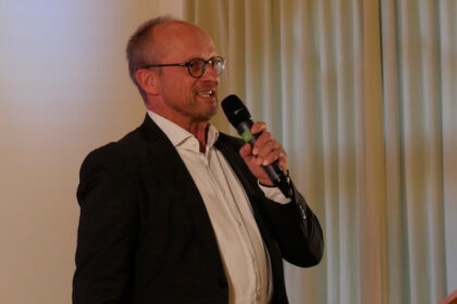 Kirchenrat Karsten Schaller beim Gottesdienst zur Amtseinführung von Dr. Barbara Hepp (Medizin & Gesundheit, Spiritual Care und Persönlichkeitsentwicklung), Pfarrer Hans-Martin Gloël (Theologie, Interreligiöser Dialog, Gesellschaft, Politik) und Pfr. Reiner Schübel (Theologie, Interreligiösen Dialog, Ökumene und Gesellschaft) und Annette Findeiß als stellvertretende Akademiedirektorin.