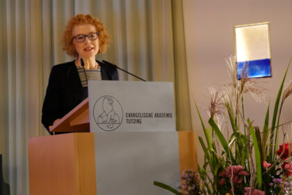 Cornelia Spehr, Vorsitzende der Mitarbeitendenvertretung der Evangelischen Akademie Tutzing beim Gottesdienst zur Amtseinführung von Dr. Barbara Hepp (Medizin & Gesundheit, Spiritual Care und Persönlichkeitsentwicklung), Pfarrer Hans-Martin Gloël (Theologie, Interreligiöser Dialog, Gesellschaft, Politik) und Pfr. Reiner Schübel (Theologie, Interreligiösen Dialog, Ökumene und Gesellschaft) und Annette Findeiß als stellvertretende Akademiedirektorin.